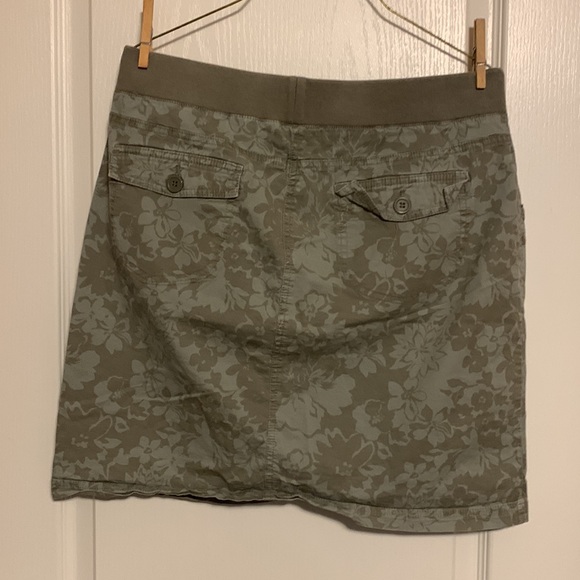 Olive green flowered mini skirt - Picture 2 of 3